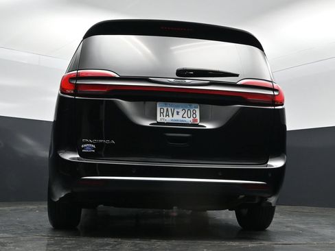 Used 2024 Chrysler Pacifica Touring-L FWD image 26