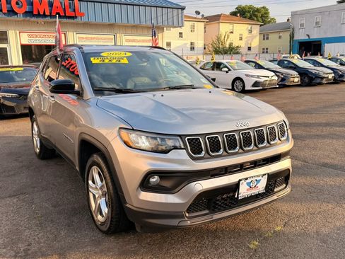 Used 2024 Jeep Compass Latitude AWD/4WD image 2