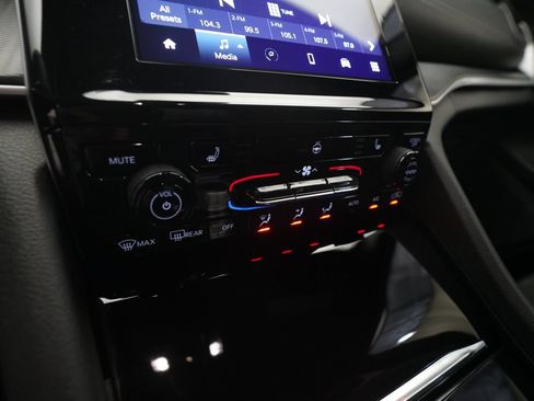 Used 2025 Jeep Grand Cherokee Altitude AWD/4WD image 21
