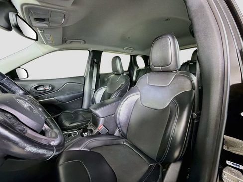 Used 2019 Jeep Cherokee Latitude Plus w/ Comfort/Convenience Group AWD/4WD image 14