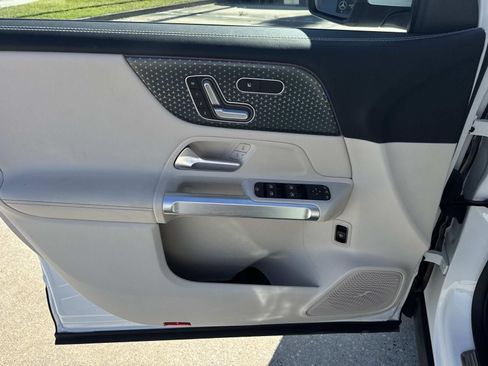 Used 2025 Mercedes-Benz GLB 250 image 18