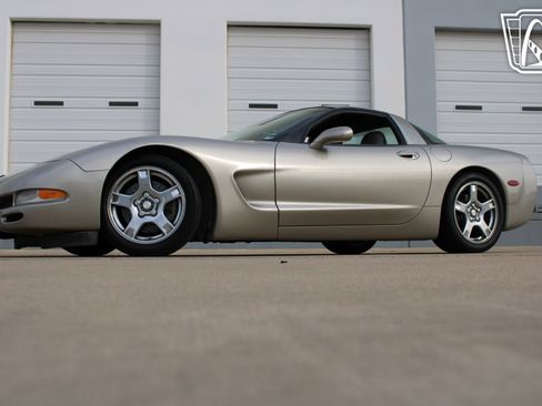 Used 1998 Chevrolet Corvette Coupe w/ Performance Handling Pkg image 5