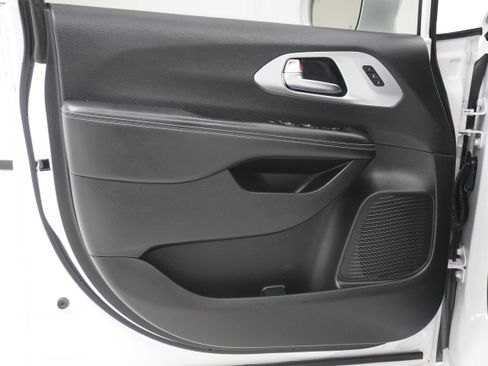 Used 2020 Chrysler Pacifica Touring-L Plus image 16