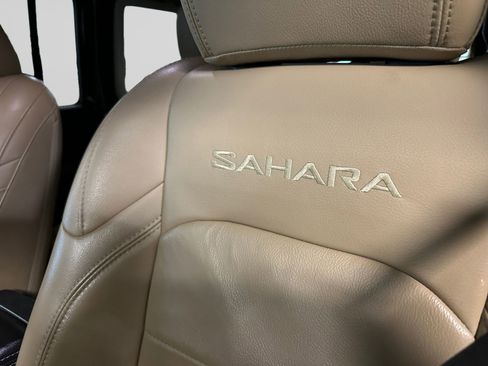 Used 2018 Jeep Wrangler Unlimited Sahara w/ Dual Top Group AWD/4WD image 36