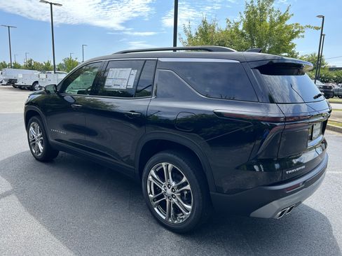 Used 2025 Chevrolet Traverse LT image 8
