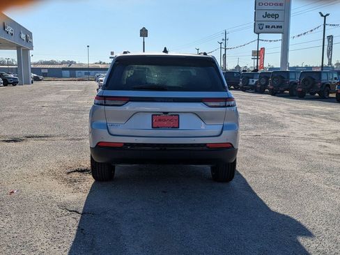 New 2025 Jeep Grand Cherokee Altitude image 4