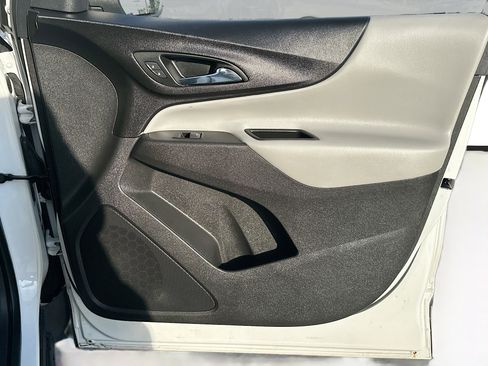 Used 2020 Chevrolet Equinox LS image 32