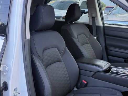 Used 2024 Nissan Pathfinder SV FWD image 19