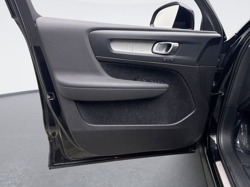 Used 2025 Volvo XC40 B5 Plus image 9