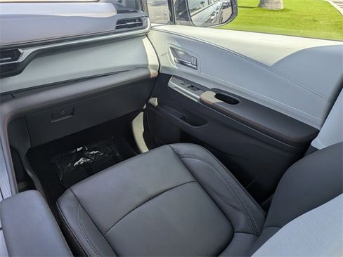 Used 2022 Toyota Sienna XSE image 21