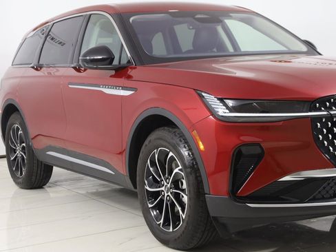 Used 2025 Lincoln Nautilus Premier image 45