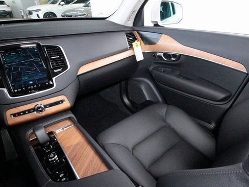 Certified 2025 Volvo XC90 B6 Plus w/ Protection Package Premier image 9