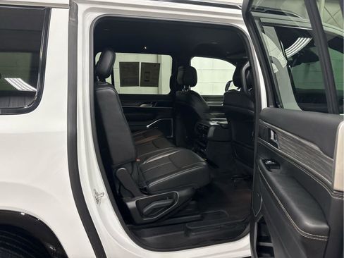 Used 2024 Jeep Wagoneer L Series II w/ Flexible Seating Group image 25