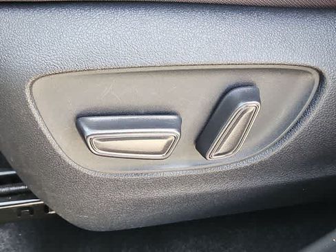 Used 2024 Toyota Highlander LE FWD image 15