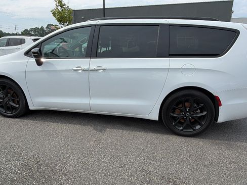 Used 2025 Chrysler Pacifica Limited FWD image 11
