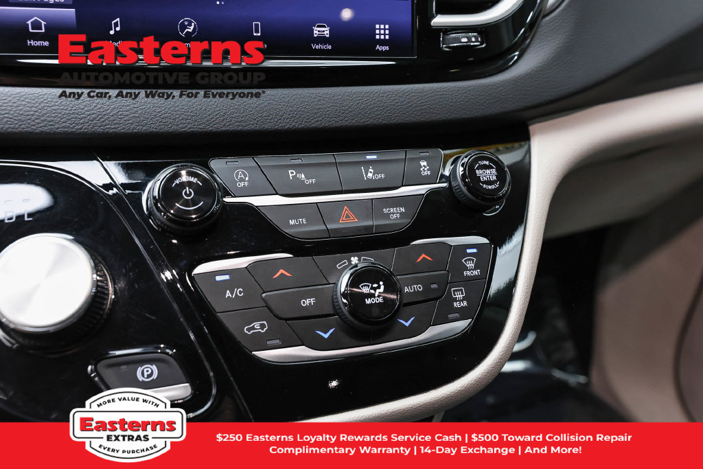 Used 2024 Chrysler Pacifica Touring-L FWD image 19
