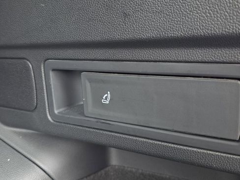 Used 2024 Volkswagen Tiguan SE image 32