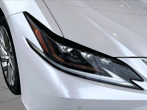 Used 2020 Lexus ES 300h Ultra Luxury w/ Accessory Package FWD image 26