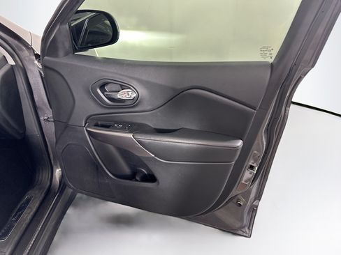 Used 2019 Jeep Cherokee Limited w/ Technology Group FWD image 33