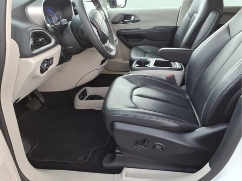 Used 2024 Chrysler Pacifica Touring-L FWD image 16