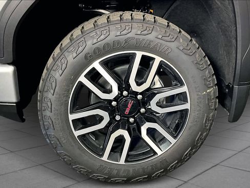 Used 2025 GMC Sierra 1500 AT4 w/ AT4 Premium Package AWD/4WD image 9