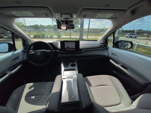 Used 2025 Toyota Sienna LE FWD image 15