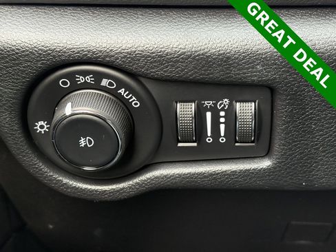 Used 2025 Chrysler Pacifica Select image 19