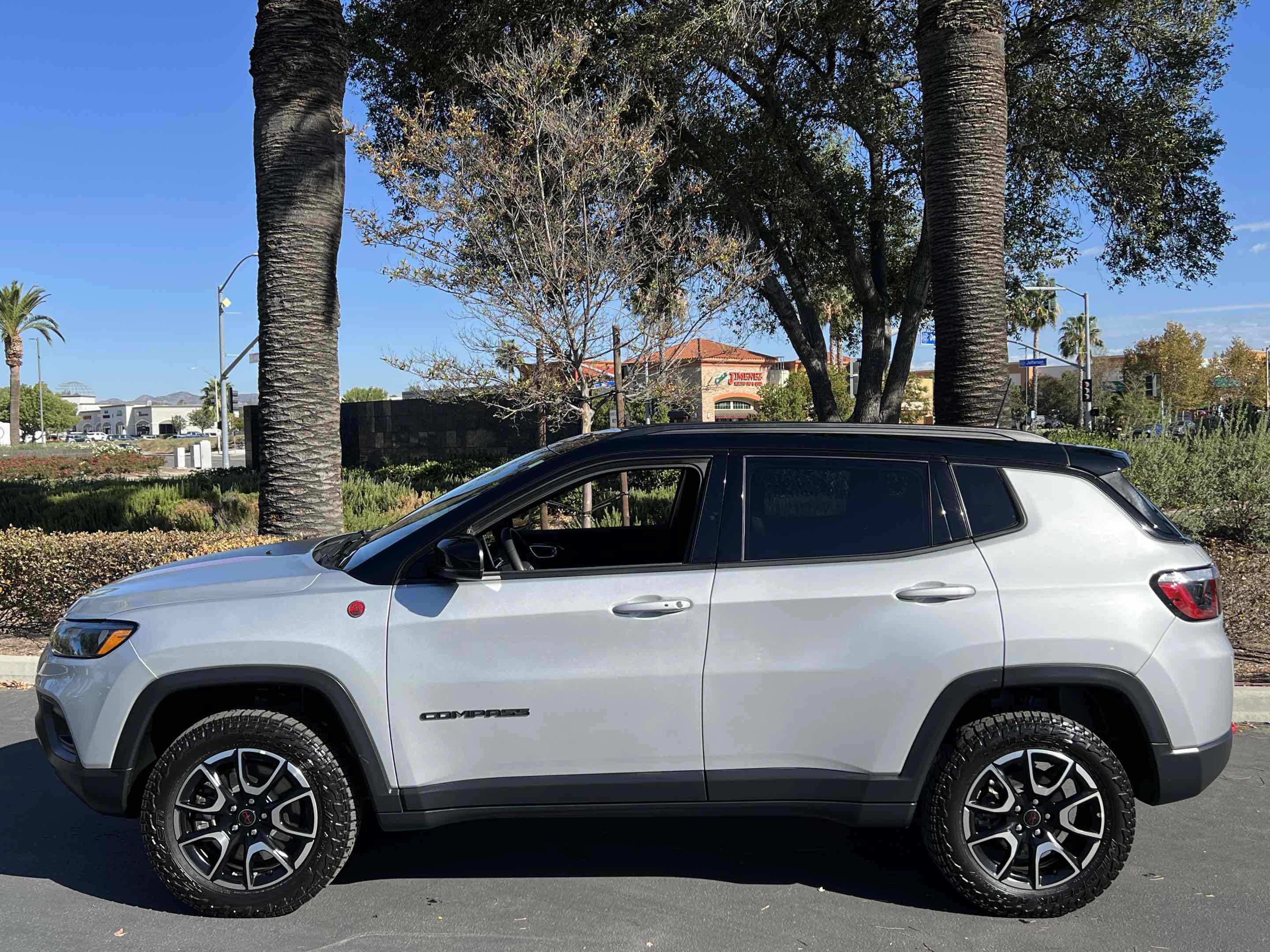 Used 2025 Jeep Compass Trailhawk AWD/4WD image 14