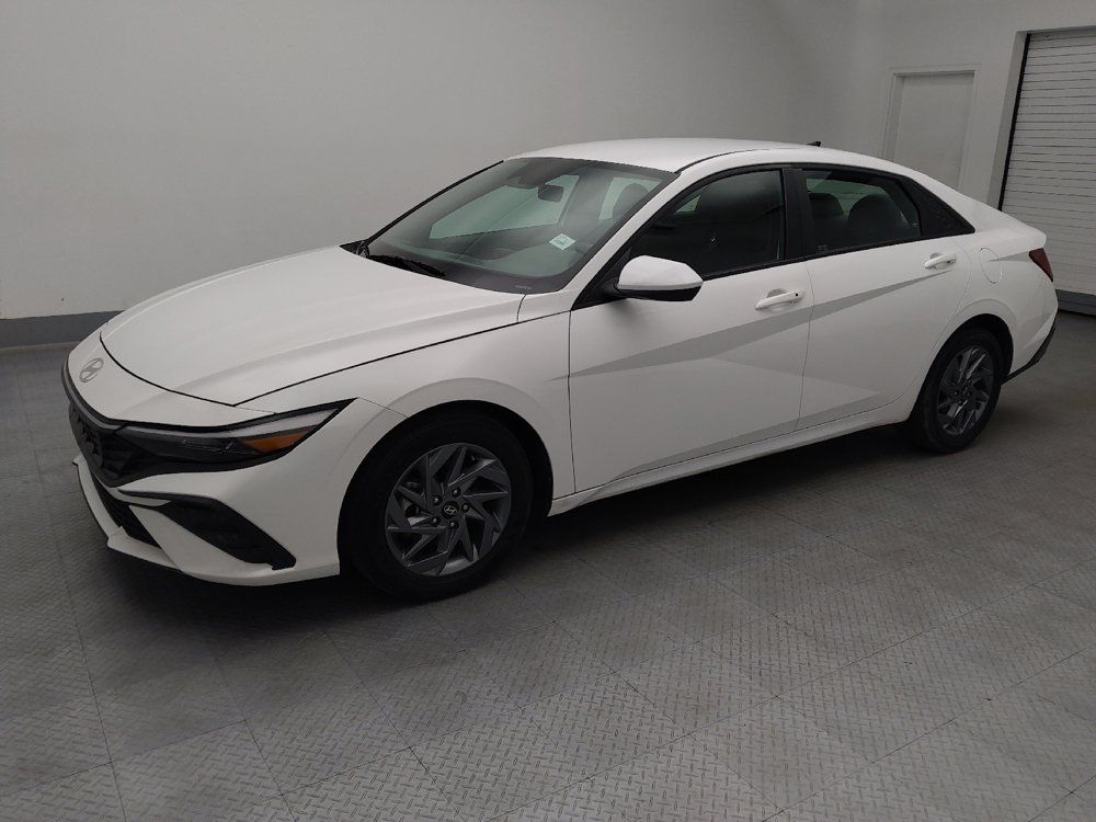 Used 2024 Hyundai Elantra SEL FWD image 2