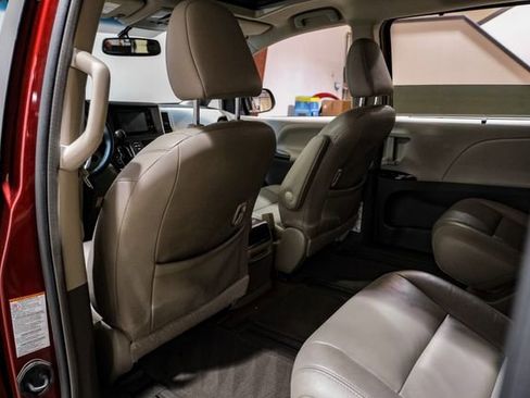 Used 2017 Toyota Sienna XLE Premium image 38