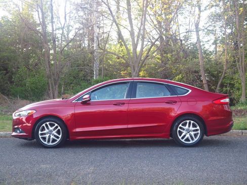 Used 2013 Ford Fusion SE FWD image 2