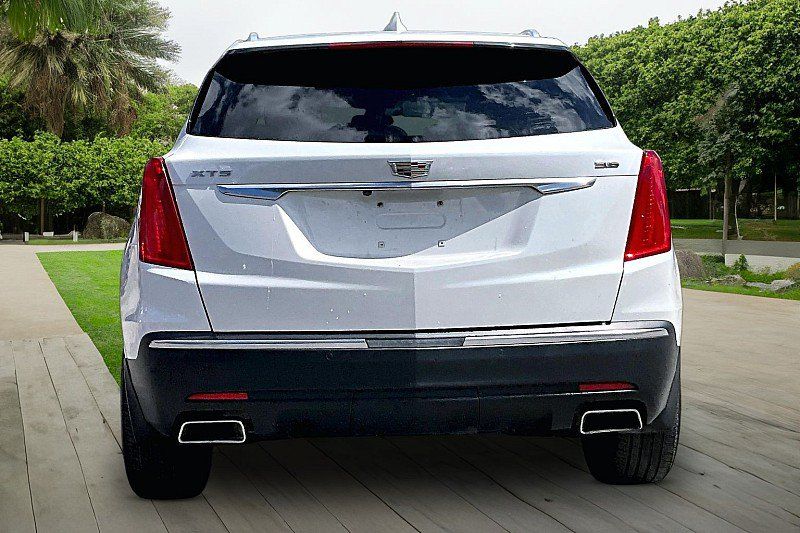 Used 2018 Cadillac XT5 Luxury w/ Driver Awareness Package FWD image 3