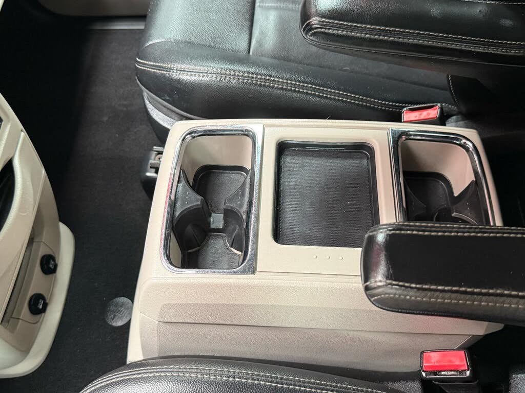 Used 2014 Chrysler Town & Country Touring FWD image 21