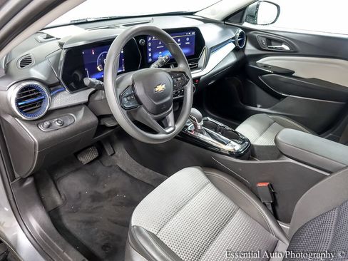 Used 2025 Chevrolet Trax LT FWD image 10