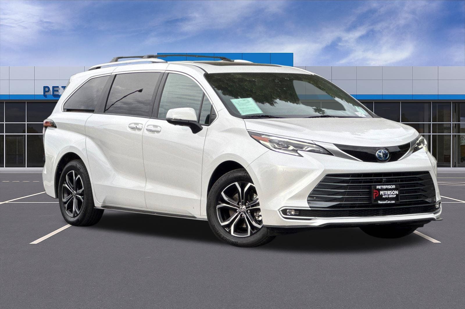 Used 2025 Toyota Sienna Platinum AWD/4WD image 2