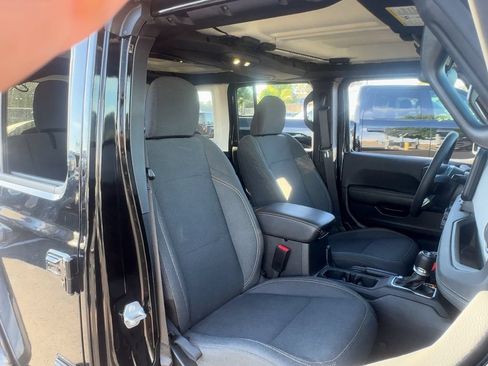 Used 2025 Jeep Wrangler Unlimited Sahara AWD/4WD image 15