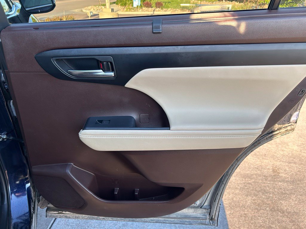 Used 2022 Toyota Highlander XLE AWD/4WD image 31