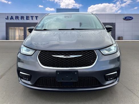 Used 2023 Chrysler Pacifica Touring-L FWD image 2