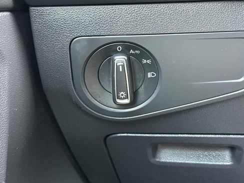 Used 2018 Volkswagen Tiguan SE image 31