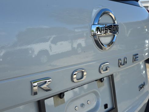 Used 2021 Nissan Rogue SV image 9