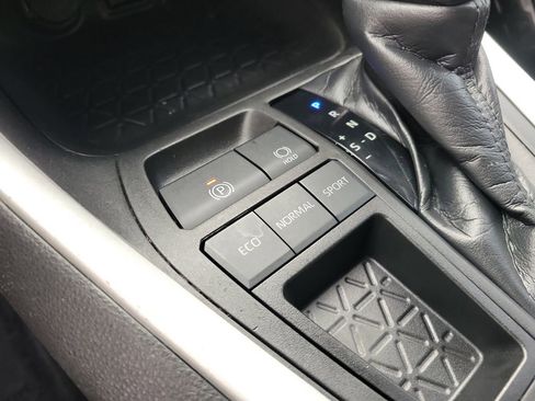 Used 2021 Toyota RAV4 LE image 22