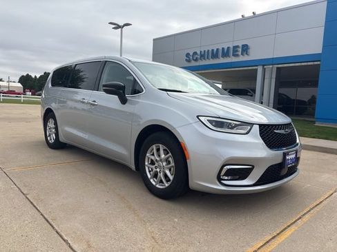 Used 2024 Chrysler Pacifica Touring-L FWD image 3