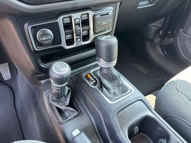 Used 2025 Jeep Wrangler Unlimited Sahara AWD/4WD image 31