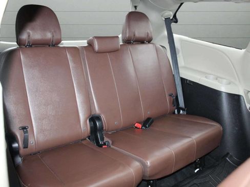 Used 2016 Toyota Sienna Limited Premium image 18