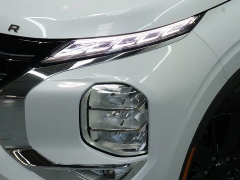New 2026 Mitsubishi Outlander LE FWD image 2