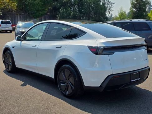 Used 2026 Tesla Model Y AWD image 6