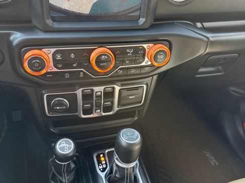 Used 2018 Jeep Wrangler Unlimited Sahara AWD/4WD image 32