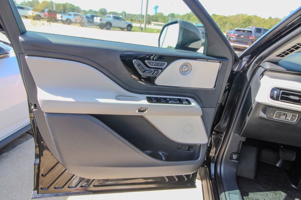 Used 2025 Lincoln Aviator Reserve w/ Equipment Group 201A AWD/4WD image 13