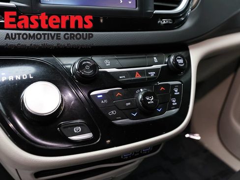 Used 2022 Chrysler Voyager LX FWD image 20