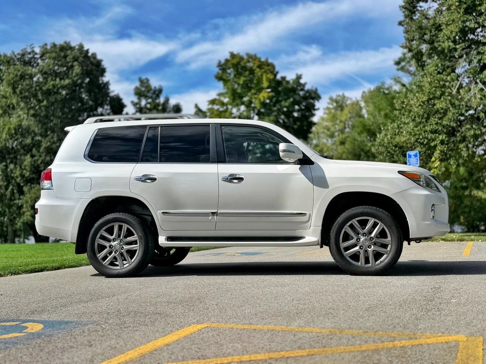 Used 2013 Lexus LX 570 4WD w/ Luxury Pkg image 13